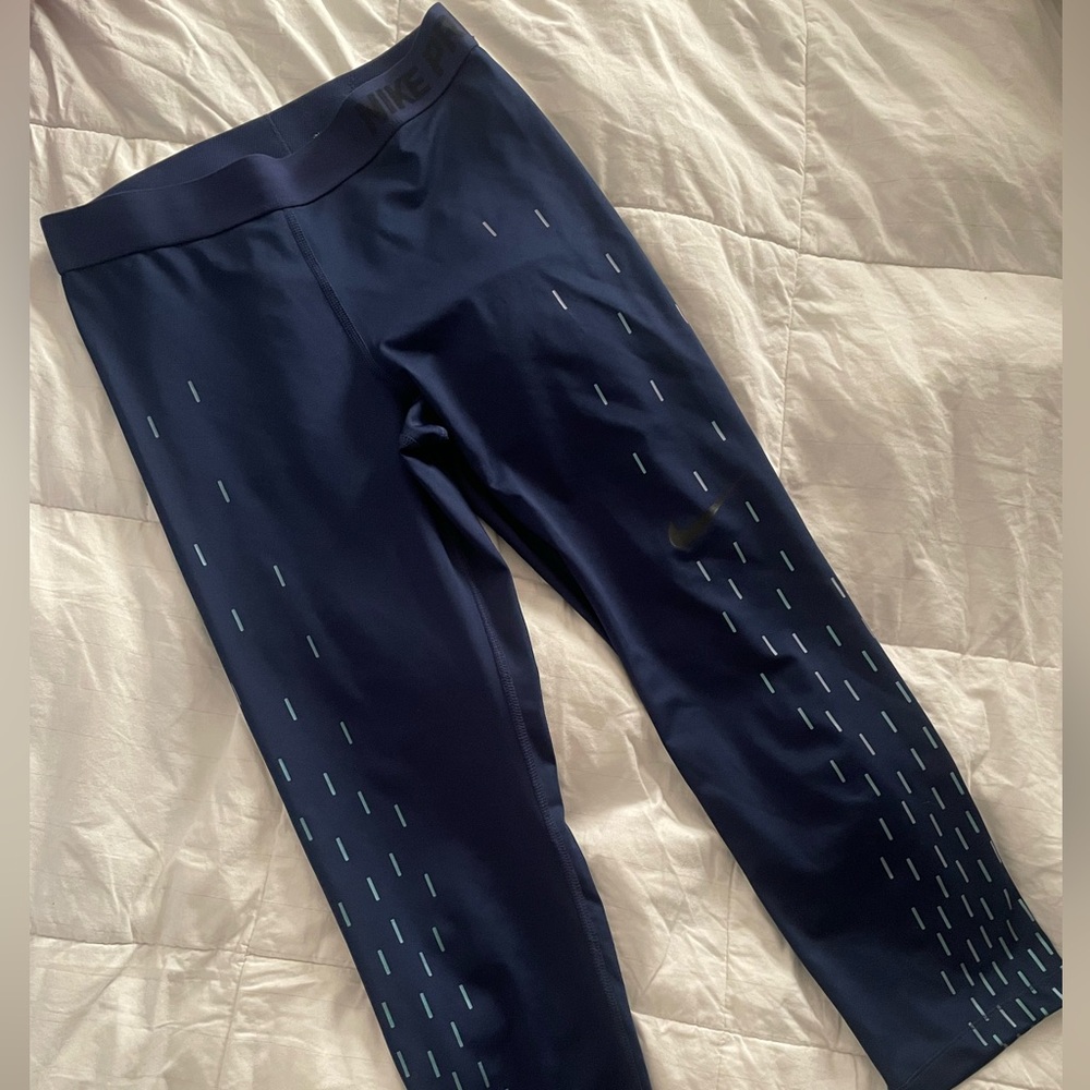Nike Pro Capri reflective detail leggings altheisure, elastic waistband, gym